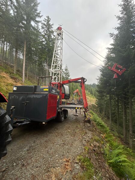 K300 auf Hänger mit Kran und Greifzange